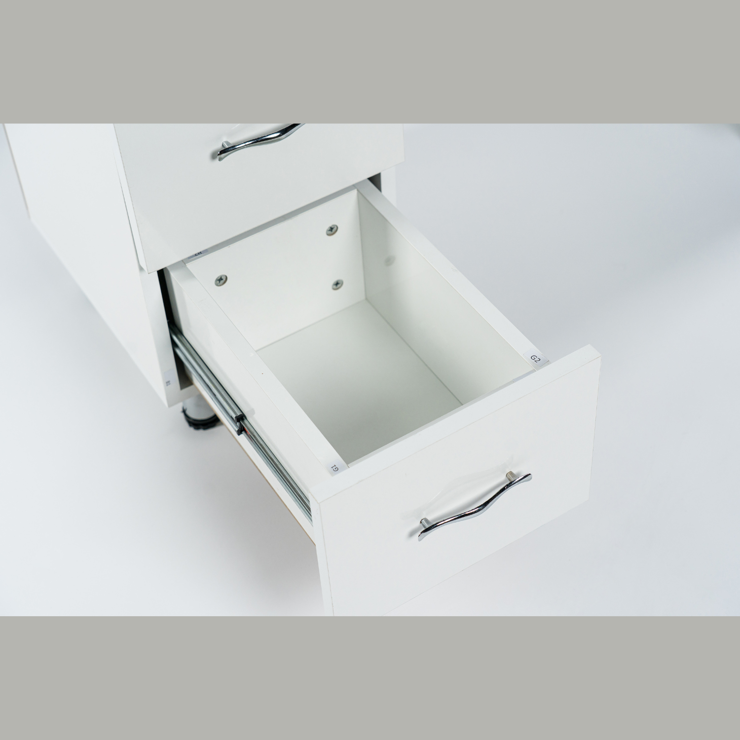 Masa profesionala pentru manichiura INVINCIO™ STYLE PRO cu aspirator integrat, reglaj pe inaltime, 2 dulapuri, 3 sertare, 3 rafturi, suprafata lavabila, dimensiuni 120x45x76 cm, alb