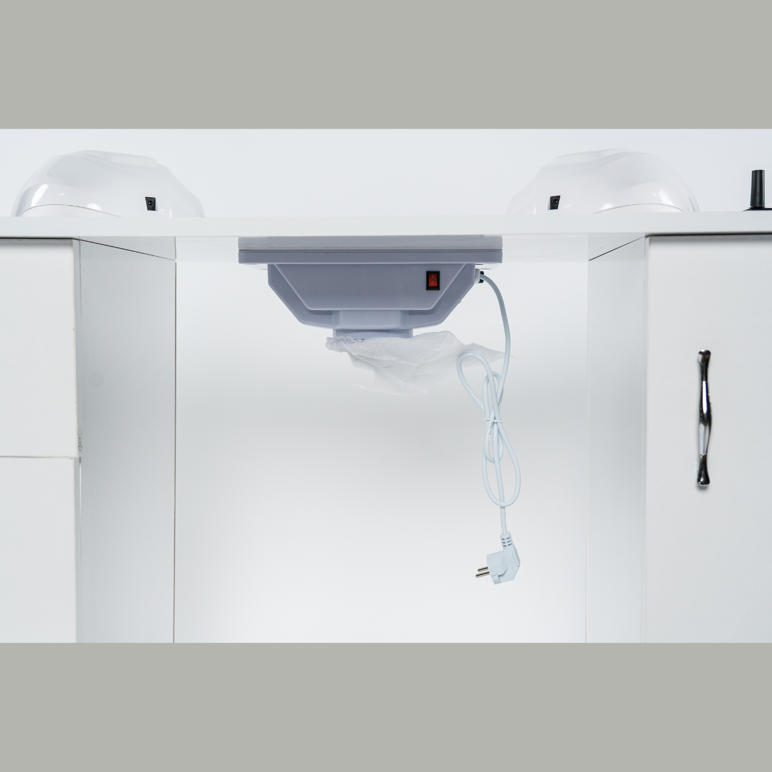 Masa profesionala pentru manichiura INVINCIO™ STYLE PRO cu aspirator integrat, reglaj pe inaltime, 2 dulapuri, 3 sertare, 3 rafturi, suprafata lavabila, dimensiuni 120x45x76 cm, alb